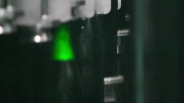 Boş şişe şampanya ile doldurma