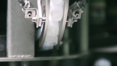 Konveyör fabrikasında şampanya.