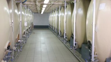 Modern fabrika iç büyük endüstriyel siloları