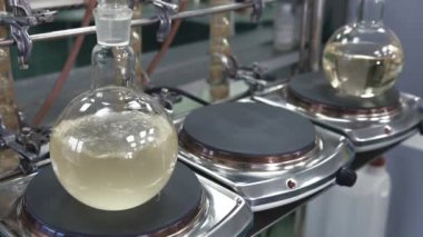 Sıvı yakın çekim kaynar ile ampul.