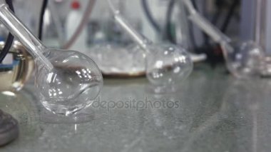 Distile su damlar laboratuvar şişesi içine