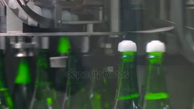 Şampanya bir fabrikada bir tıpa ile sızdırmazlık