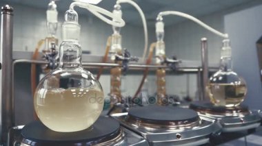 Laboratuarda bir şişeye sıvı kaynar.