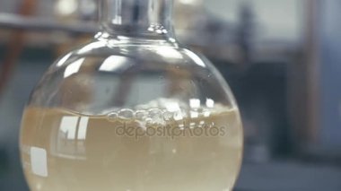 Hafif sıvı bir şişeye köpüren yakın