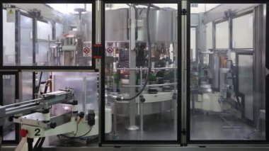 Bir şişe şampanya etiket yapıştırma makinesi