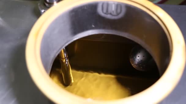 Liquide transparent de couleur jaune dans un récipient — Video