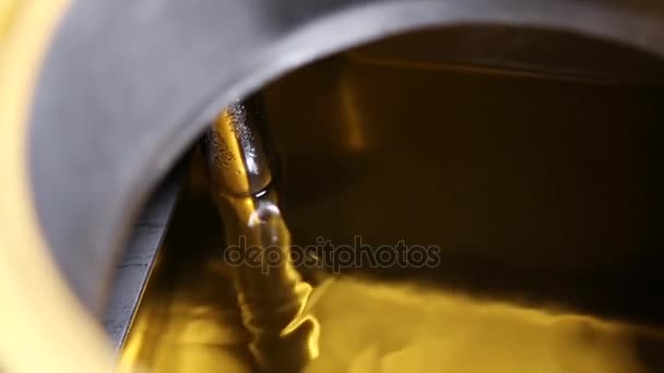 Líquido transparente de color amarillo en un recipiente — Vídeo de stock