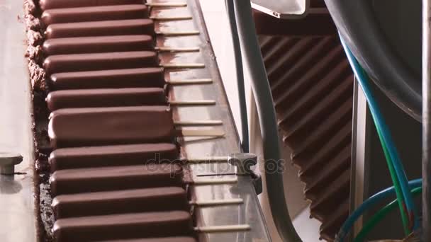 Ijs in chocolade glazuur. — Stockvideo