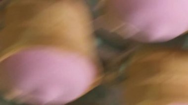 Konveyör hattı dondurma. Pembe meyveli ve vanilyalı dondurma waffle Kupası'nda. Pembe dondurma portre. Dondurma Fabrikası.