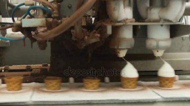 Dondurma Fabrikası. Bir külah dondurma. Dondurma ile gofret bardak doldurma. Dondurma dondurma Fabrikası'nda dükkanda.