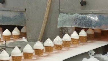 Bir külah dondurma. Dondurma ile gofret bardak doldurma. Dondurma üretim hattı. Vanilyalı dondurma.