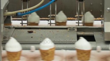 Bir külah dondurma. Dondurma ile gofret bardak doldurma. Dondurma üretim hattı. Vanilyalı dondurma.