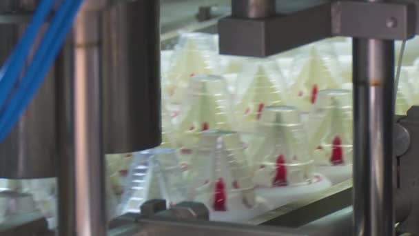 Линия по производству мороженого . — стоковое видео