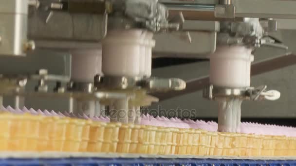 Dondurma Fabrikası Dondurma Ile Gofret Bardak Doldurma Pembe Meyveli Vanilyalı — Stok video