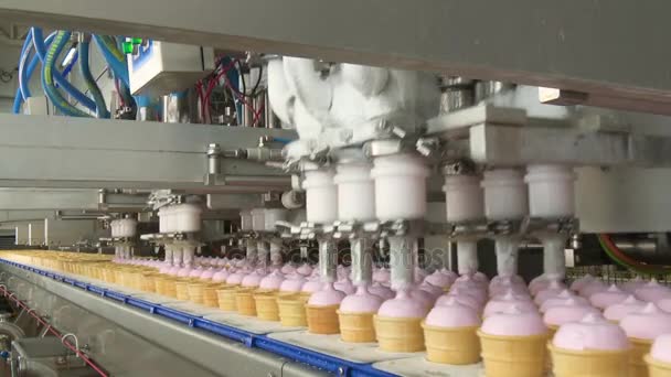 Fabryka Lodów Wypełnienie Szklanki Waflowe Lodami Różowy Owocowy Waniliowe Lody — Wideo stockowe
