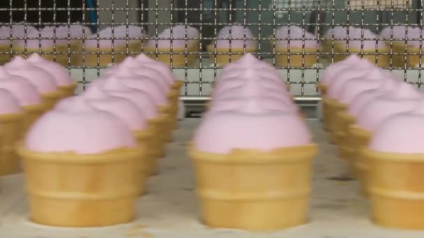 Gelato Rosa Vicino Linea Produzione Gelati Gelato Ripieno Tazze Coni — Video Stock