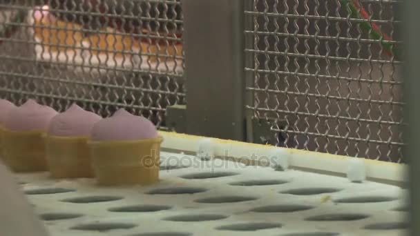 Мороженое Конвейерная Линия Мороженого Розовые Фрукты Ванильное Мороженое Вафельной Чашке — стоковое видео