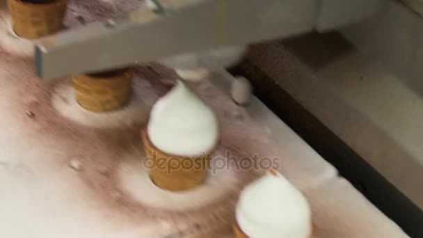 Gelateria Gelato Cono Riempimento Tazze Wafer Con Gelato Gelato Nella — Video Stock