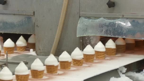 Gelado Num Cone Enchimento Copos Wafer Com Sorvete Linha Produção — Vídeo de Stock