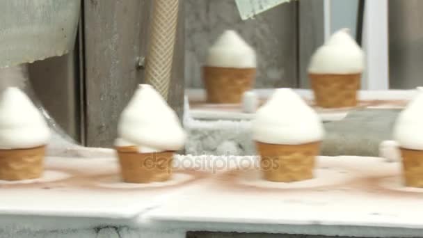 蛋卷冰淇淋用冰淇淋填充硅片杯 Plombir 在一个华夫饼杯里 冰淇淋生产线 — 图库视频影像