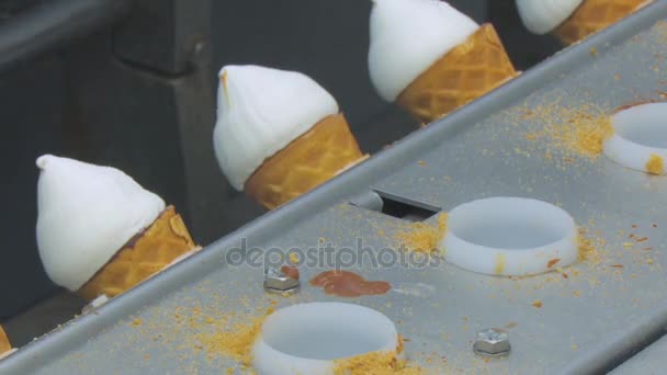 Gelado Num Cone Enchimento Copos Wafer Com Sorvete Plombir Branco — Vídeo de Stock