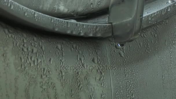 冷凝液滴在一个金属罐特写 光亮的管道被凝结的水滴所覆盖 现代工厂内部冷却系统 — 图库视频影像