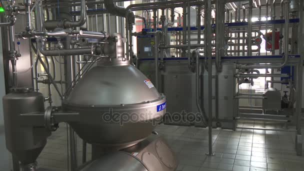 アイスクリーム工場にキエフ ウクライナ 2017 近代的な設備 近代的な工場の内部の冷却システム — ストック動画