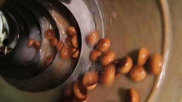 Acristalamiento de pan de jengibre en un tubo especial para acristalamiento . — Vídeos de Stock
