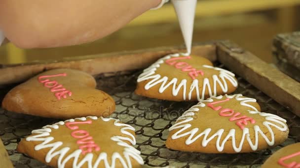 Confectioner decorates the gingerbread — Stock Video