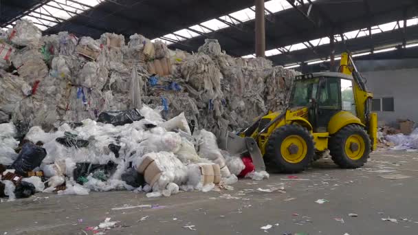 Grande armazém de papel usado em uma fábrica . — Vídeo de Stock