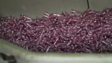Plastik şişe üretim hattında.