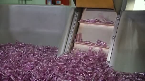 Polotovary z plastových lahví, v továrně. — Stock video