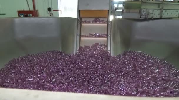 Fábrica de engarrafamento de moldagem de plástico . — Vídeo de Stock