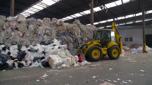 Grote magazijn van oud papier in een fabriek. — Stockvideo