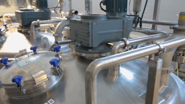 Tanques para fermentar leche en una fábrica lechera . — Vídeos de Stock