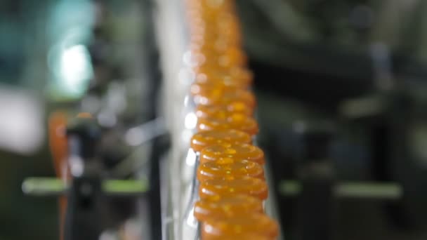 Verpackungsflaschen-Linie in der Milchindustrie. — Stockvideo