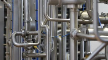 Modern bir fabrika atölyede boru hattı.