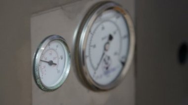 Borularda basınç ölçme aygıtı.