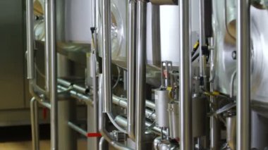 Modern bir fabrika atölyede boru hattı.