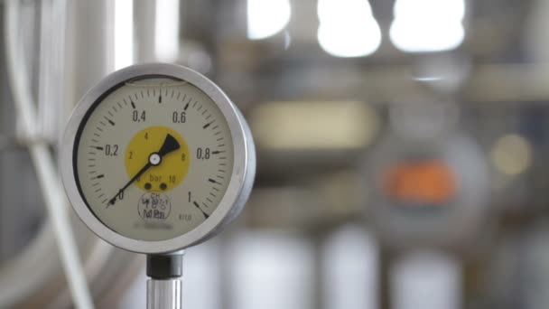 Dispositivo para medir a pressão em tubos . — Vídeo de Stock