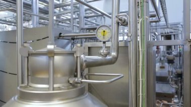 Modern bir fabrika atölyede boru hattı.