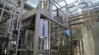 Modern bir fabrika atölyede boru hattı.