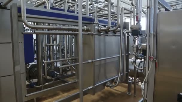 Potrubí v moderní továrně na mléčné výrobky. — Stock video