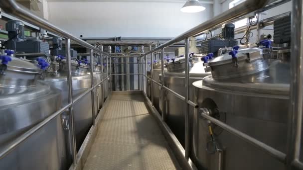 乳製品工場での牛乳を発酵タンク. — ストック動画