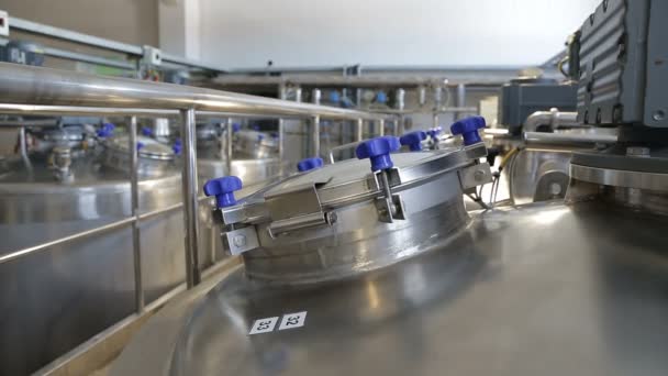 Riesige Tanks zur Lagerung und Fermentation von Milch — Stockvideo