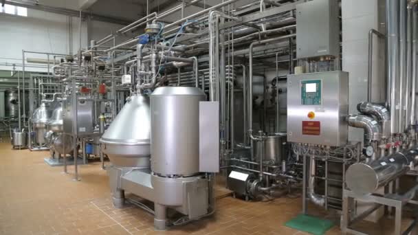 Pipeline in the workshop of a modern factory. — Stock Footage Pipeline in the workshop of a modern factory. Royalty Free Stock Footage