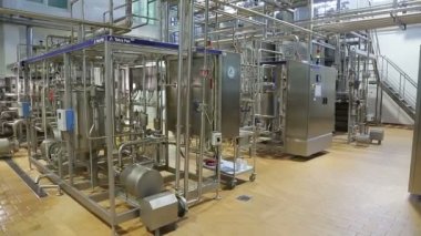 Modern bir fabrika atölyede boru hattı.