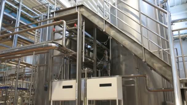 Gasleiding in de werkplaats van een moderne fabriek. — Stockvideo