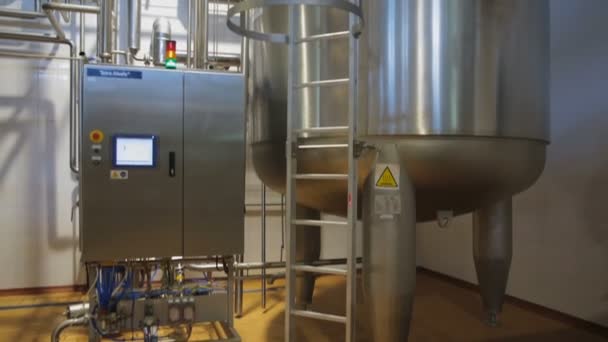 Танки для брожения молока на молочном заводе . — стоковое видео