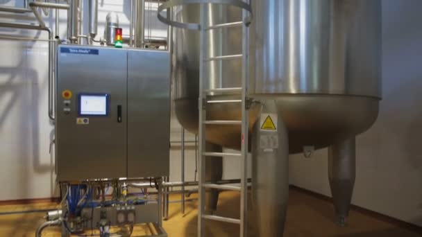 Tanques para fermentar leche en una fábrica lechera . — Vídeos de Stock